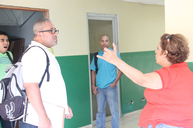 Escuela Vocacional Especial (EVE)  realiza masivo descarte de mobiliario