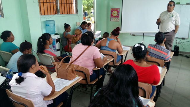 Capacitan sobre derechos y deberes a padres de familia