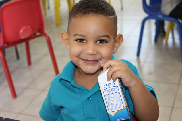 Distribuyen leche, crema y galleta nutricional en escuelas a nivel nacional
