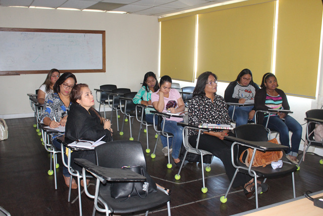 Instruyen sobre sistema alternativo y aumentativo de comunicación