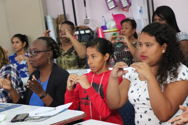 Docentes y padres de familia se instruyen en el Nivel Nº 2 de Lengua de Señas