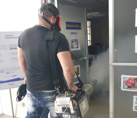 Realizan operativo de fumigación para combatir vectores en el ámbito de sus instalaciones