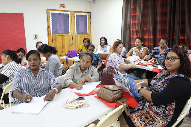 Capacitan a docentes y equipo técnico en comunicación aumentativa y alternativa en IPHE Panamá Este