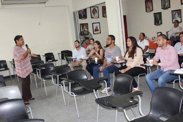Enseñan a padres de familia a manejar temas de relevancia para el desarrollo de sus hijos