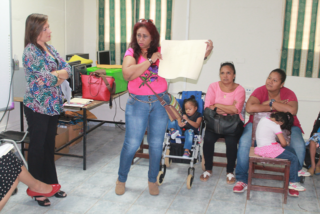 Autoridades del IPHE se reúnen con padres de familia
