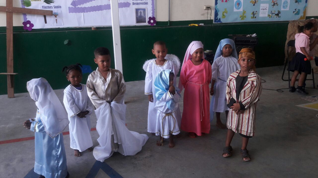 Conciencia a estudiantes en valores espirituales durante la Semana Santa