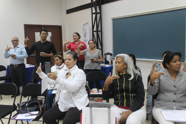 Docentes de bellas artes aprenden sobre Lengua de Señas