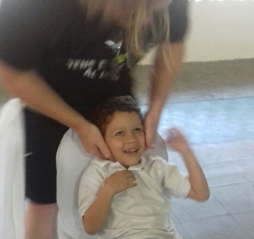 Alumnos del Programa de Autismo reciben sesión quiropráctica