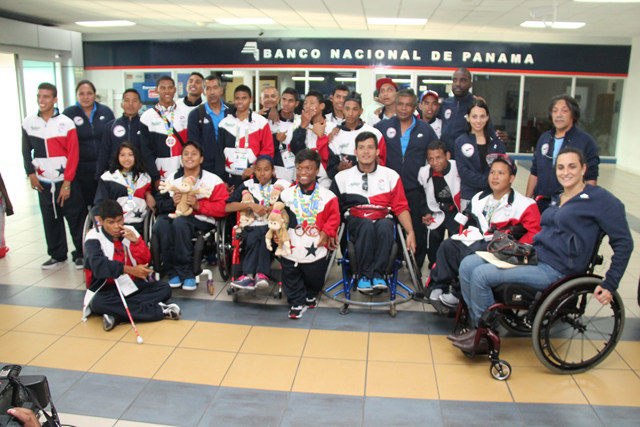 Atletas panameños retornan victoriosos después de competir en Brasil