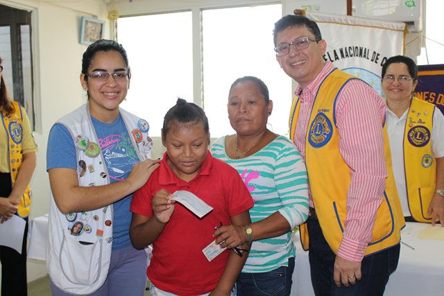 Alumnos destacados de la Escuela de Ciegos reciben becas