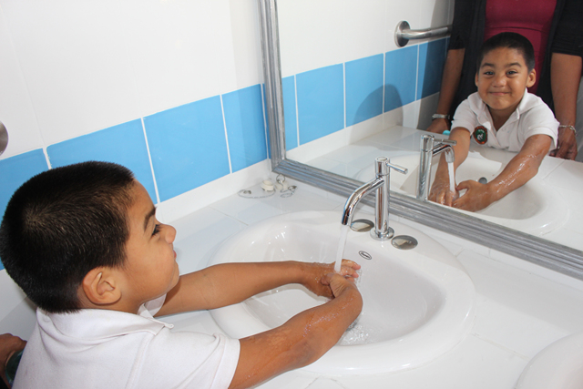 Nuevos baños en Programa de Autismo del IPHE