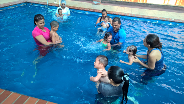 Clases de natación para infantes del Programa de Estimulación Precoz