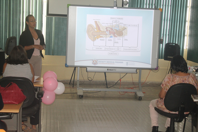 Personal técnico conoce equipo para realizar pruebas de tamizaje