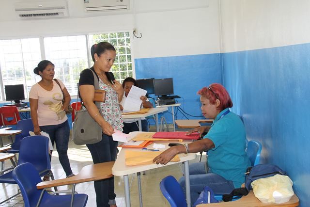 Unos 56 estudiantes del IPHE sede recibieron cheques de beca