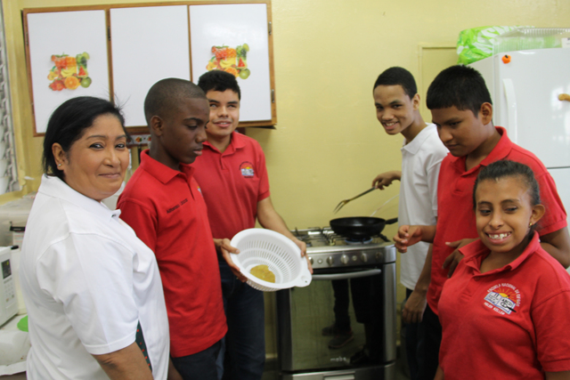 Alumnos de Escuela de Ciegos se capacitan en preparación de alimentos