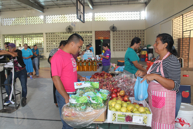 Productos frescos y baratos en feria del IMA