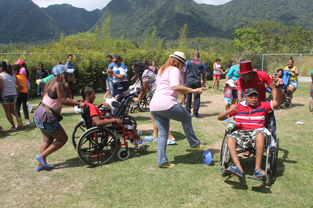 Niños con Parálisis Cerebral disfrutan de campamento de verano