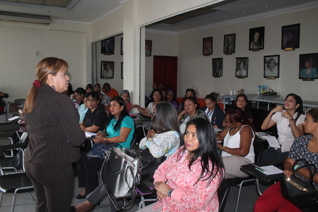 Docentes refuerzan conocimientos sobre estimulación visual