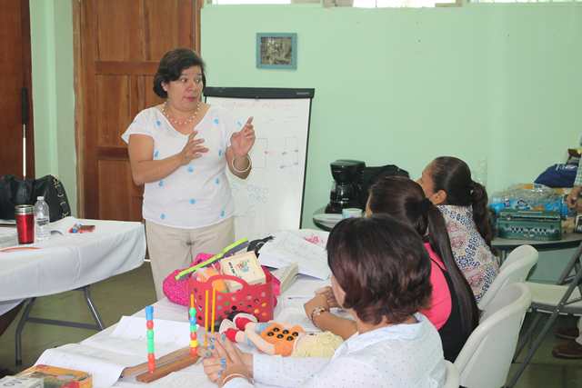 Adiestran a educadores sobre enseñanza de matemática a través del Braille