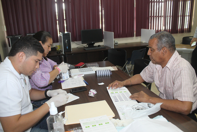 Orientan a pacientes diabéticos e hipertensos sobre adherencia fármaco-terapéutica