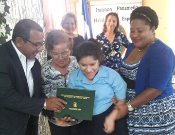 Alumnos de la Extensión de Panamá Este reciben certificados