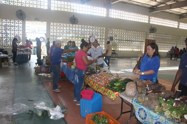 Funcionarios y comunidad aprovechan última feria del IMA