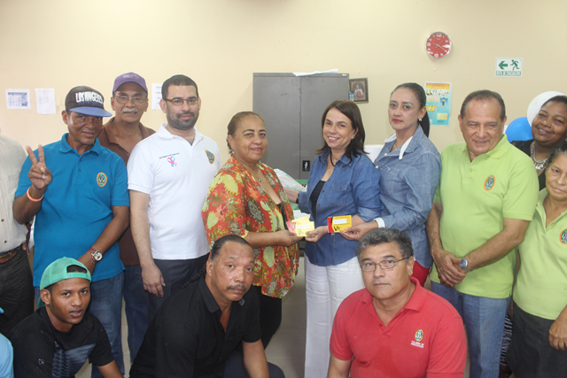 Colaboradores de los talleres reciben libretas de vale Panamá