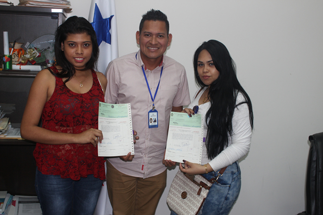 Entregan cheques a estudiantes practicantes en el IPHE