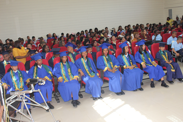 Estudiantes del IPHE de Colón obtienen diploma de graduación