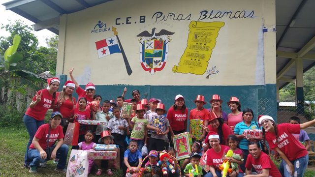 Niños de Escuela Los Pinos celebran la Navidad