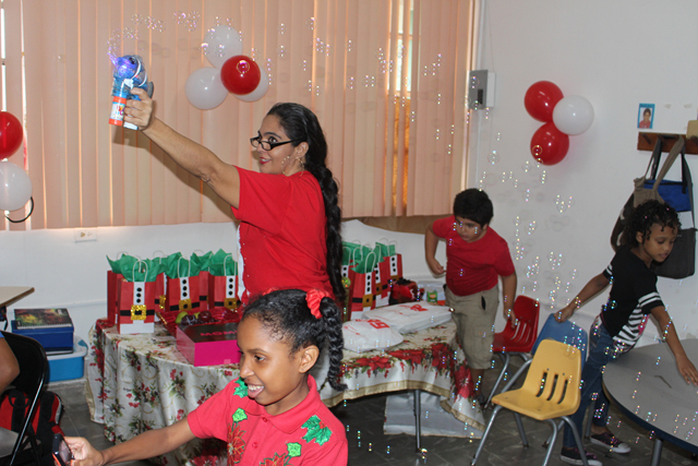 Alumnos del Programa de Autismo celebran la Navidad