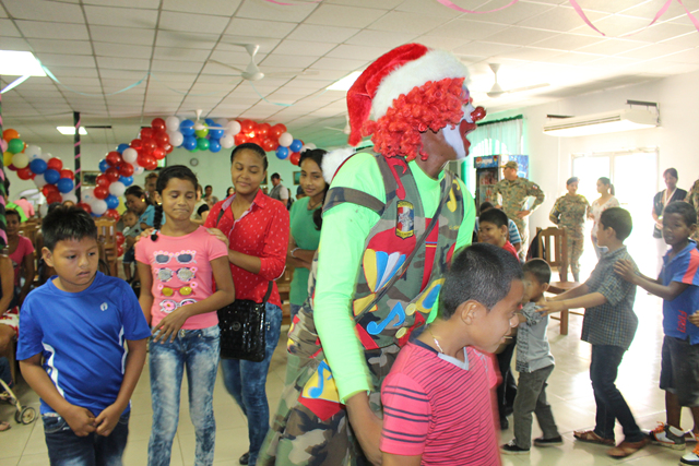 Alumnos de Darién reciben merecida fiesta navideña