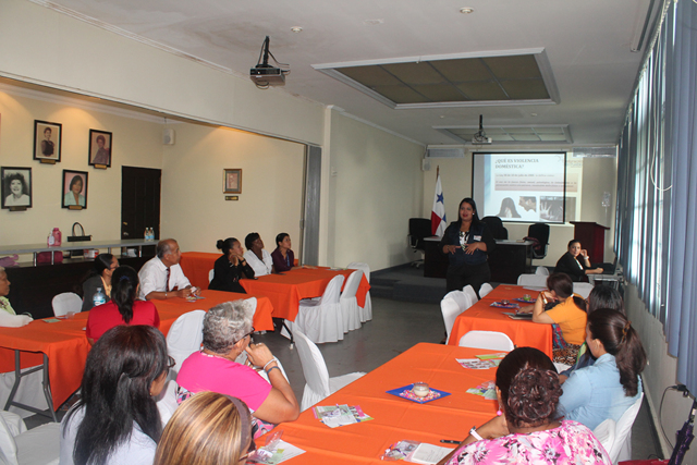 Colaboradores participan de taller sobre Violencia Doméstica