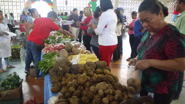 Precios módicos de productos en feria del IMA