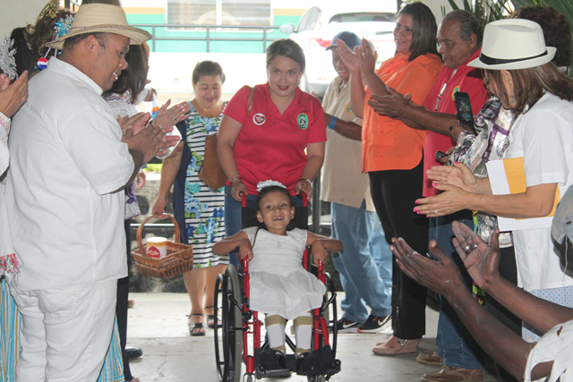 Niña Símbolo de la Teletón 20-30 visita la sede del IPHE de Bethania