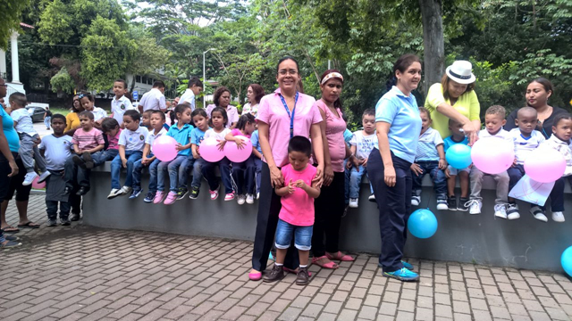 Cadena humana sobre el cáncer realizan niños del PEP
