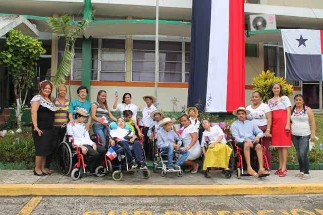 Estudiantes celebran inicio de las fiestas patrias