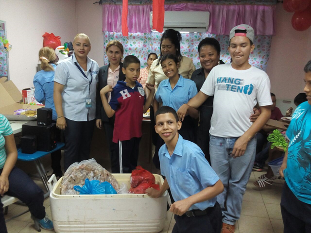 Entregan donación de camarones al IPHE de Panamá Este
