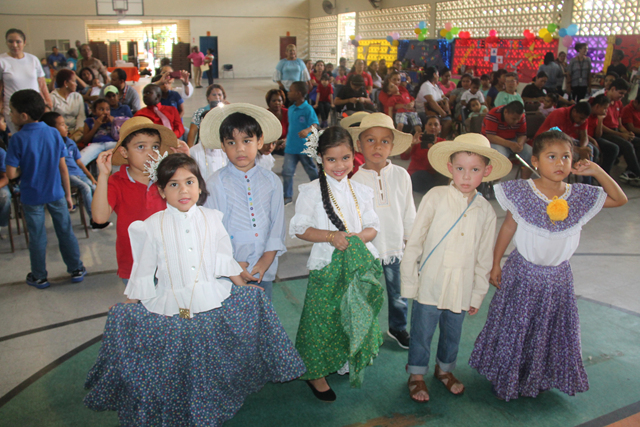 Estudiantes del IPHE sede celebran su día