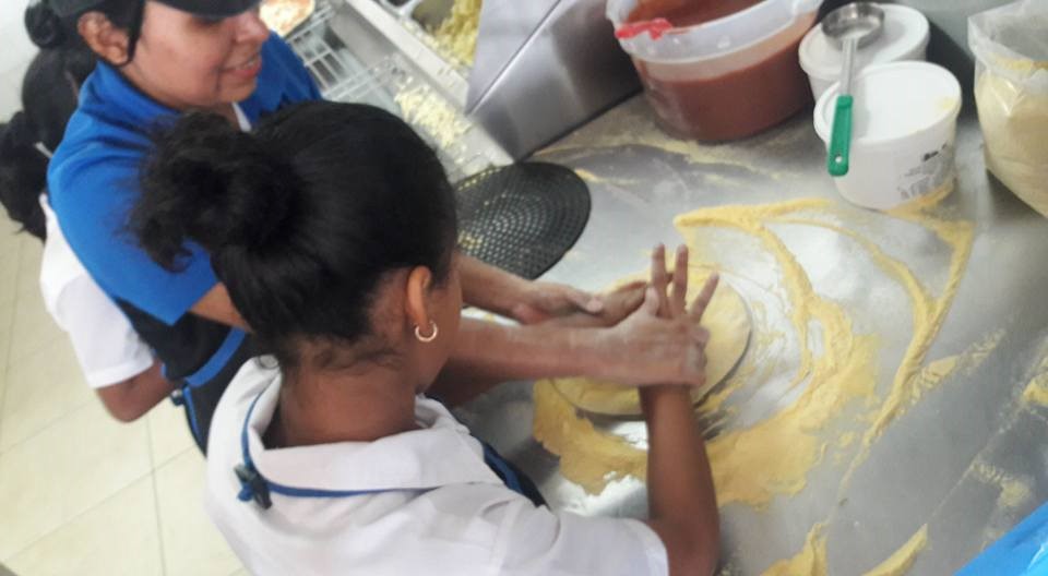Alumnos de plantel inclusivo son preparados para vida diaria