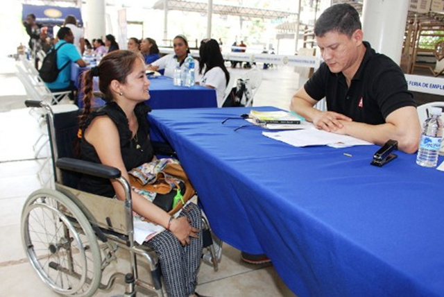 Escuela Vocacional Especial participa en feria de empleo