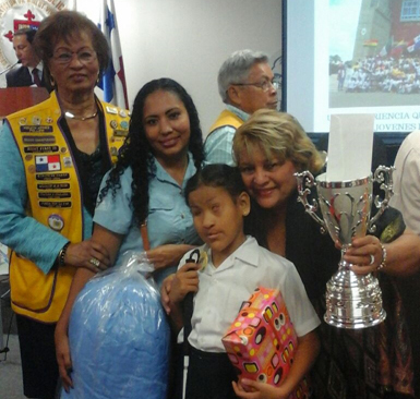 Alumnos de la Escuela de Ciegos participan en concurso de redacción