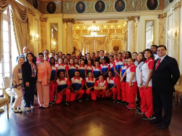 Atletas de Olimpiadas Especiales Panamá reciben pabellón nacional para su viaje a Emiratos Árabes Unidos