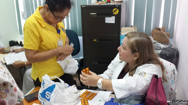 Orientan a pacientes sobre medicación y alimentación