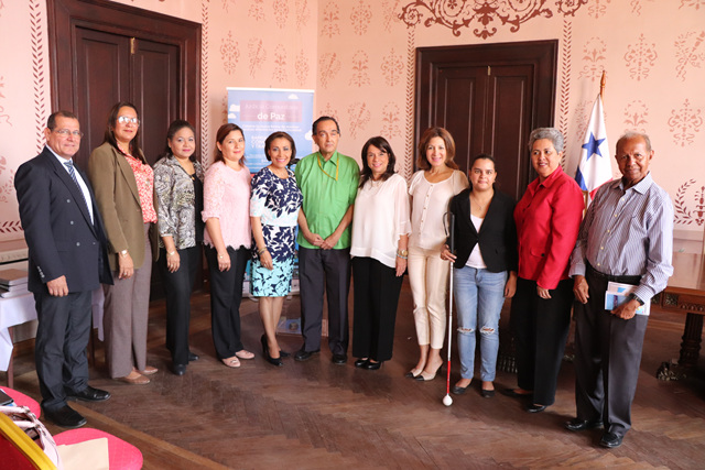 IPHE hace entrega de la Ley 16 de 2016 en formato Braille
