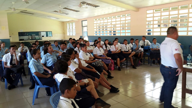 Capacitan estudiantes sobre educación sexual