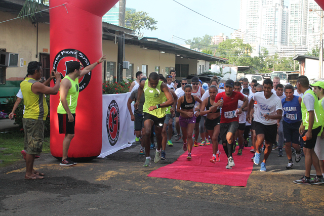 Atletas sordos participan en carrera para celebrar su día
