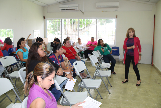 Orientan a padres de estudiantes de la ENSOR sobre diagnósticos de pérdida auditiva