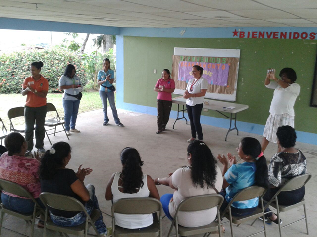 Capacitan a padres de familia de alumnos en riesgo social