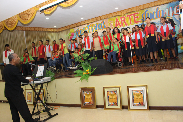 Coro Resiliencias se luce en Gala Regional "El Arte Incluye"
